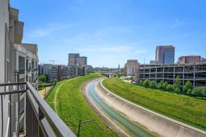 una vista de una carretera en una ciudad con edificios en 1 BR Modern Escape Mins fromTX Med Center FREE Parking en Houston