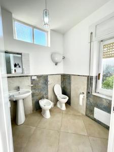 uma casa de banho com 2 WC e um lavatório em B&B Marconi em Ricadi