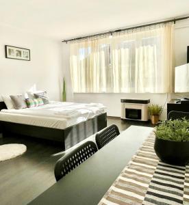 Citymajor Apartment-Free parking في بودابست: غرفة نوم مع سرير وغرفة معيشة