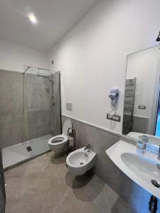 La salle de bains est pourvue de toilettes, d'un lavabo et d'une douche. dans l'établissement Ascensore per la spiaggia, à Cirella