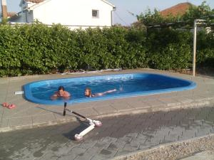 Bazén v ubytování Apartments & Rooms Tony nebo v jeho okolí