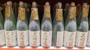 Kitagata和室+洋室+日本酒飲放題/Premier Guest House的架子上一排酒