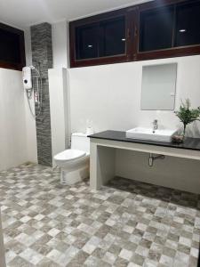 La salle de bains est pourvue de toilettes, d'un lavabo et d'une douche. dans l'établissement Sukhumvit villa/花園私密獨棟5房/輕軌步行3分鐘/預定3天送接機服務, à Amphoe Phra Khanong