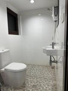 ein weißes Bad mit einem WC und einem Waschbecken in der Unterkunft Sukhumvit villa/花園私密獨棟5房/輕軌步行3分鐘/預定3天送接機服務 in Amphoe Phra Khanong