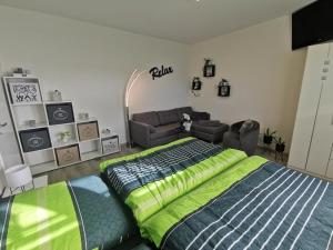 Postel nebo postele na pokoji v ubytování Ferienwohnung am Dock