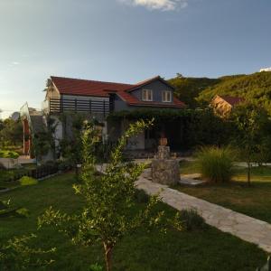 una casa con un patio con un camino de piedra en Banin, en Skradin