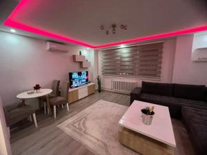 - un salon avec un canapé et une table dans l'établissement Apartman PANDA deluxe Sarajevo, à Sarajevo