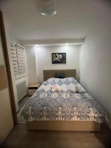 - une petite chambre avec un lit dans l'établissement Apartman PANDA deluxe Sarajevo, à Sarajevo