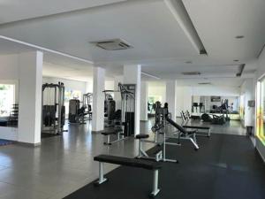 een fitnessruimte met verschillende loopbanden en machines in een kamer bij Riviera Park Flat Charme in Caldas Novas