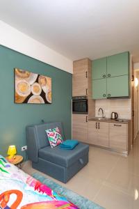 1 dormitorio con sofá y cocina con fregadero en Sea&Center Lux en Bar