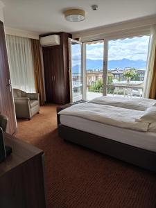 um quarto com uma cama grande e uma varanda em Elite em Lausana