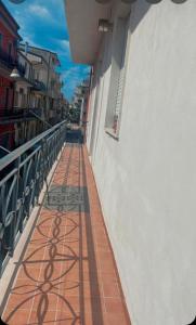 balcone di un edificio con vista su una strada di Serena e tranquilla casa vacanze in centro a Cirò Marina