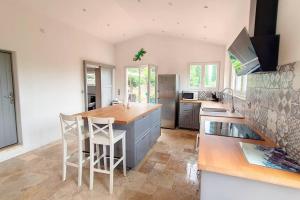 uma cozinha com uma ilha com uma bancada em Aux trois Cyprès Salernes en Provence em Salernes