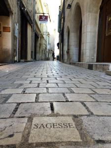 uma rua vazia com a palavra acesso escrita no chão em Appartement Périgueux historique em Périgueux