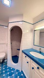 uma casa de banho com um lavatório, um WC e um espelho. em Aux trois Cyprès Salernes en Provence em Salernes