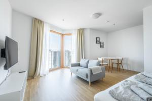 una camera da letto con un letto, una sedia e un tavolo di Whats-App Self-Check-IN - Pärchen Wohnung am Hauptbahnhof a Vienna