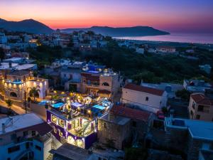 una vista aérea de una ciudad por la noche en Villa Iasonas, en Kournás