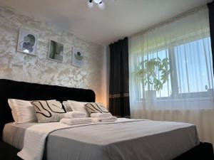 Кровать или кровати в номере Eox Apartment Rediu