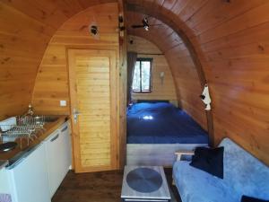 a small room with a bed in a tiny house at Ma cabane au fond du jardin in Porto-Vecchio