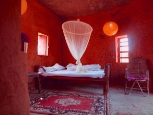 Tempat tidur dalam kamar di Shanta Ghar A Rustic Guesthouse