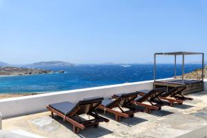 HoulakiaにあるSeablue Villasの海辺の棚椅子