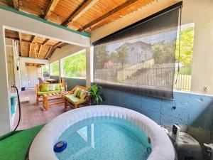een hot tub op een veranda met een patio bij Casa Isabel in Rincon