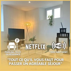 uma sala de estar com uma televisão e uma mesa com uma televisão em Accès Mer - Netflix - Fibre - T2 IODELYS em Larmor-Baden