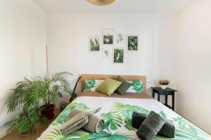 Un dormitorio con una cama con plantas. en Mowgli House - Milano Luxury Apartment, en Milán
