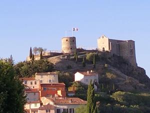 een kasteel bovenop een heuvel met huizen bij Villa Lysa in La Garde