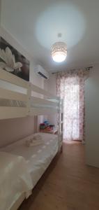 Casa Tucano - Suite apartment في فرانكافيلا أل ماري: غرفة نوم مع سرير بطابقين وثريا
