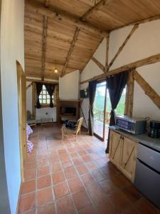 una cocina con suelo de baldosa en una casa en The Hideout- A Cabin in Nature; 25 min from Cuenca, en Cuenca