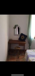 um quarto com uma secretária com um espelho e um banco em Casa lago di Bolsena em Bolsena