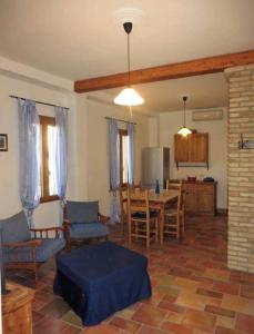 uma sala de estar com mesa e cadeiras e uma cozinha em Casa lago di Bolsena em Bolsena