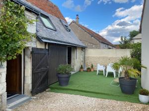 a backyard with a green lawn and a house at Loft à Tours Nord in Tours