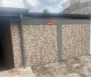 uma parede de tijolos com um sinal em Casa Dossman em Puntarenas
