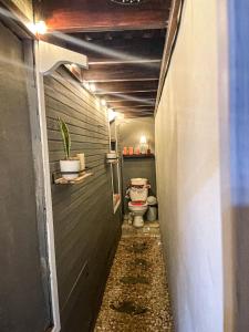 einen kleinen Flur mit WC in einem Zimmer in der Unterkunft Casa Dossman in Puntarenas