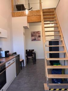 ein Hochbett in einer Küche mit einer Treppe in der Unterkunft Moderne Maisonettewohnung/2 Zimmer/Küche/Bad #2 in Markt Schwaben