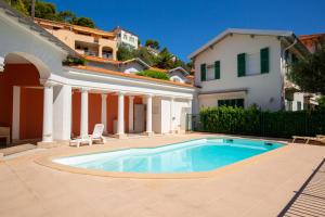 basen przed domem w obiekcie Splendide 2 pièces - PISCINE - PARKING - Proche Monaco w mieście Roquebrune-Cap-Martin
