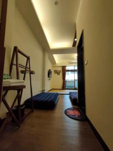 Habitación con gimnasio y habitación con escalera en 歐巴虎將去旅行오빠 & フーちゃん系列一招待所週年感恩活動 近車站慈濟 後站莊太太民宿, en Hualien City