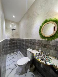 La salle de bains est pourvue de toilettes et d'un miroir. dans l'établissement For You Riad Marrakech, à Marrakech