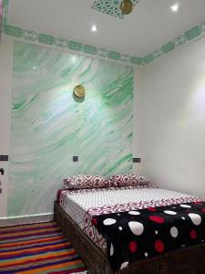 - une chambre avec un grand tableau mural dans l'établissement For You Riad Marrakech, à Marrakech