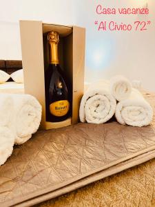 Una botella de vino en una caja con toallas en Casa vacanze Al Civico 72, en Pizzo