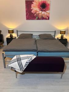 two beds sitting next to each other in a bedroom at Moderne Maisonettewohnung/2 Zimmer/Küche/Bad #2 in Markt Schwaben
