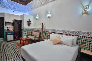 Postel nebo postele na pokoji v ubytování Riad Farouzi Fes
