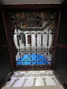 una porta con un cancello e una finestra di For You Riad Marrakech a Marrakech