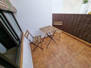 2 Stühle und ein Tisch auf dem Balkon in der Unterkunft AT SAN PEDRO 2 in Olivenza