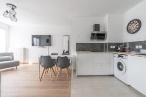 a kitchen with a table and chairs in a room at *Disneyland-Paris* 4pers Wifi, Parking, Netflix in Serris