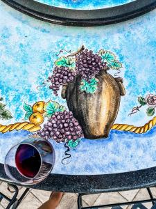 un vaso di uve su un tavolo con un bicchiere di vino di Palazzo Capece a Caivano