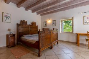 sypialnia z drewnianym łóżkiem i stołem w obiekcie Villa Villamonte w Weronie