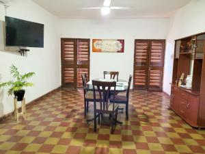 uma sala de jantar com uma mesa e cadeiras num piso em xadrez em Cactus del Valle em Tinogasta